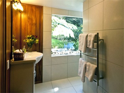 COTTAGE BATHROOM